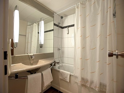 bathroom - hotel ibis 3 lacs neuchatel - neuchatel, switzerland
