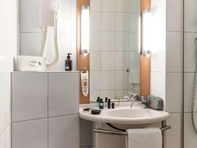 bathroom 1 - hotel ibis sion - sion, switzerland