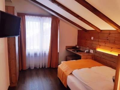 bedroom 1 - hotel typically swiss hotel tascherhof(driver) - tasch, switzerland