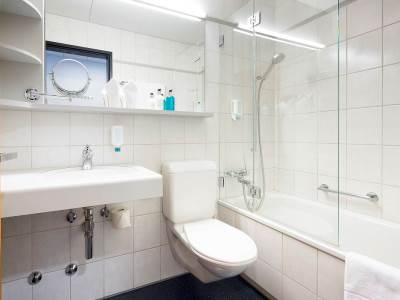 bathroom 1 - hotel wartmann am bahnhof - winterthur, switzerland
