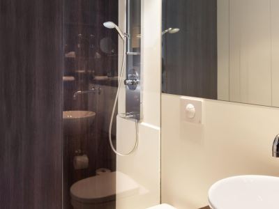 bathroom 1 - hotel crowne plaza zurich - zurich, switzerland