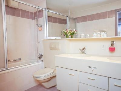 bathroom - hotel thermalhotels n walliser alpentherme - leukerbad, switzerland