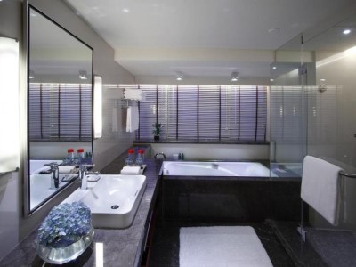 bathroom - hotel crowne plaza city centre - guangzhou, china