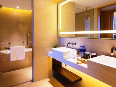 bathroom - hotel hilton garden inn xi'an high-tech zone - xian, china