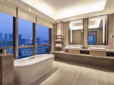 bathroom 1 - hotel doubletree by hilton shenzhen longhua - shenzhen, china
