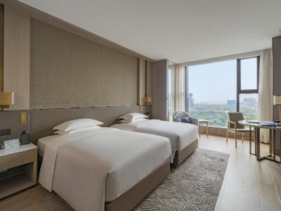 bedroom - hotel doubletree nanshan hotel and residences - shenzhen, china