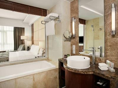 bathroom - hotel crowne plaza international airport - beijing, china