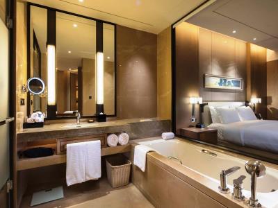 bathroom - hotel doubletree by hilton xiamen - haicang - xiamen, china