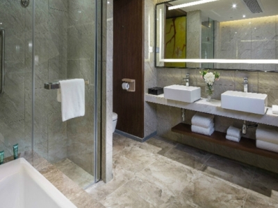bathroom - hotel hilton garden inn zhongshan guzhen - zhongshan, china
