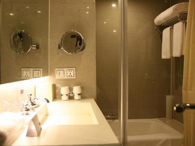 bathroom - hotel grand mercure urumqi hualing - urumqi, china