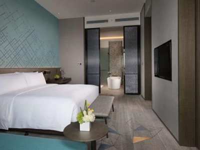 bedroom - hotel doubletree oriental movie metropolis - qingdao, china