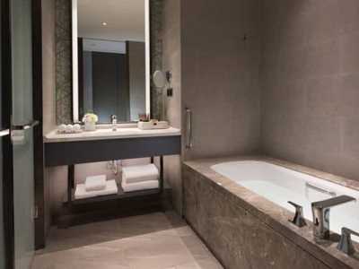 bathroom - hotel doubletree oriental movie metropolis - qingdao, china