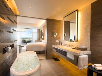 bathroom - hotel doubletree by hilton hainan chengmai - haikou, china
