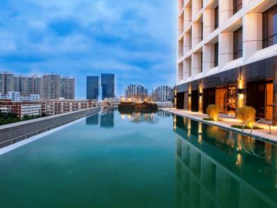 outdoor pool - hotel sofitel haikou - haikou, china