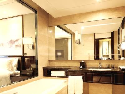 bathroom - hotel doubletree by hilton anhui-suzhou - suzhou-anhui, china