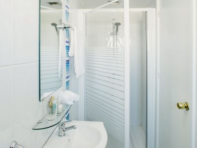bathroom - hotel mikes kanarium city hotel - larnaca, cyprus