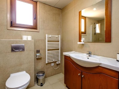 bathroom - hotel les palmiers apartments - annex building - larnaca, cyprus