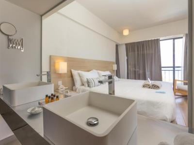 bathroom - hotel sandy beach hotel and spa - larnaca, cyprus