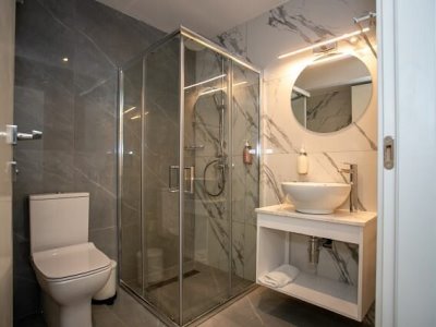 bathroom - hotel best western plus larco hotel - larnaca, cyprus