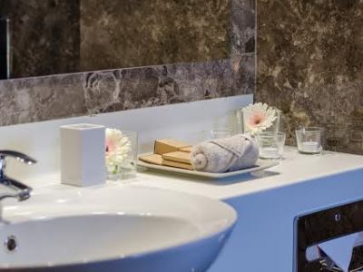 bathroom - hotel alasia - limassol, cyprus