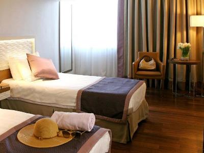bedroom - hotel crowne plaza limassol - limassol, cyprus