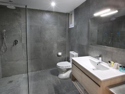 bathroom 1 - hotel centrum - nicosia, cyprus