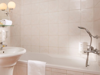 bathroom - hotel concertino - zlata husa - jindrichuv hradec, czech republic