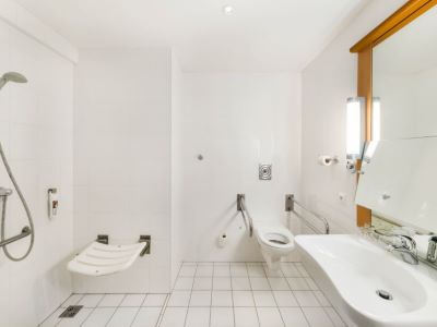 bathroom - hotel ibis plzen - pilsen, czech republic
