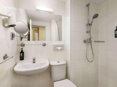 bathroom - hotel amedia express prag trademark collection - prague, czech republic