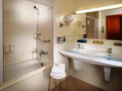 bathroom - hotel orea pyramida - prague, czech republic