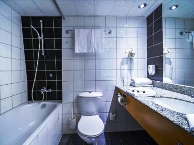 bathroom 2 - hotel don giovanni - prague, czech republic