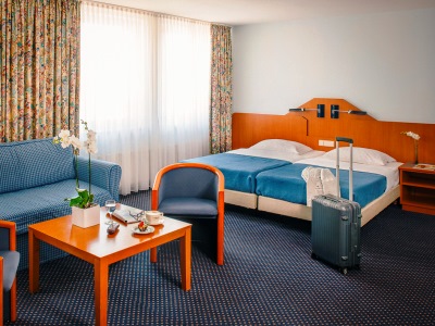 bedroom - hotel vienna house easy by wyndham guenzburg - gunzburg, germany