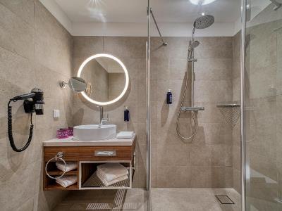bathroom 1 - hotel fourside hotel ringsheim - ringsheim, germany