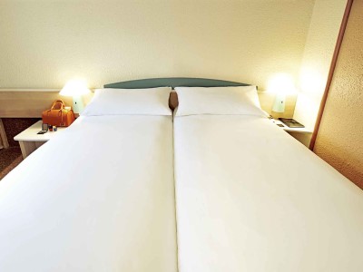 bedroom - hotel ibis augsburg hauptbahnhof - augsburg, germany