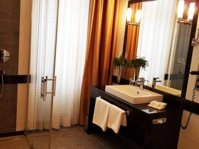 bathroom 1 - hotel bw plus hotel stadtpalais braunschweig - braunschweig, germany