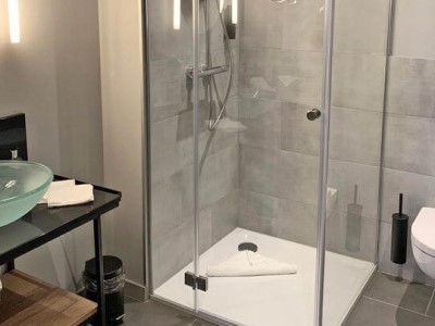 bathroom - hotel vienna house easy by wyndham bremen - bremen, germany