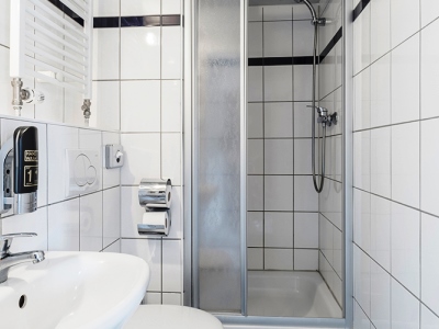 bathroom - hotel a and o koeln neumarkt - cologne, germany