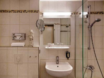 bathroom - hotel best western hotel darmstadt mitte - darmstadt, germany