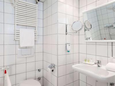 bathroom 1 - hotel nh dusseldorf city - dusseldorf, germany