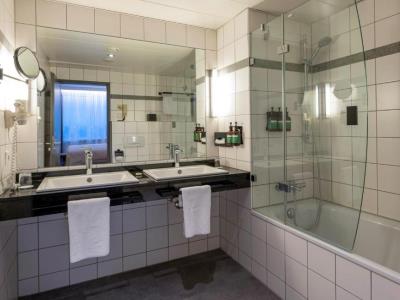 bathroom - hotel voco dusseldorf seestern - dusseldorf, germany