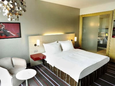 bedroom - hotel radisson blu media harbour - dusseldorf, germany