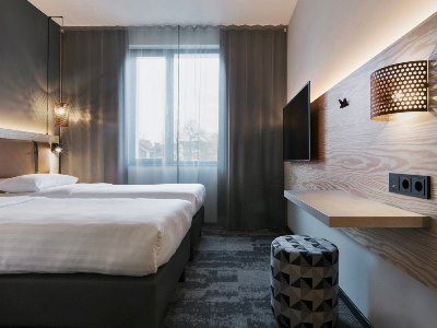 bedroom 1 - hotel moxy duesseldorf south - dusseldorf, germany