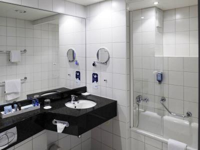 bathroom - hotel novotel erlangen - erlangen, germany
