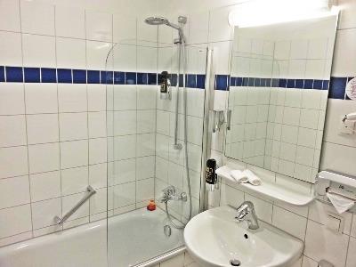 bathroom - hotel mercure kaiserhof city ctr - frankfurt, germany