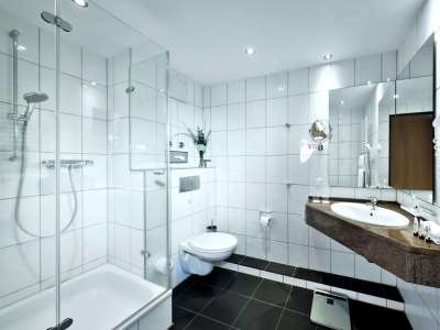 bathroom - hotel bestwestern premier ib friedberger warte - frankfurt, germany