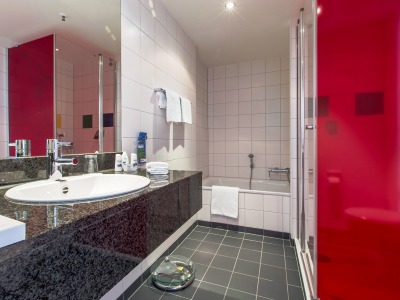 bathroom - hotel park inn airport - frankfurt, germany
