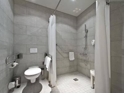 bathroom - hotel tryp by wyndham frankfurt - frankfurt, germany