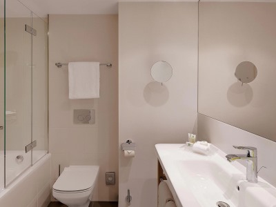 bathroom - hotel holiday inn alte oper - frankfurt, germany