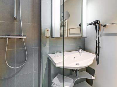 bathroom - hotel aparthotel adagio frankfurt city messe - frankfurt, germany