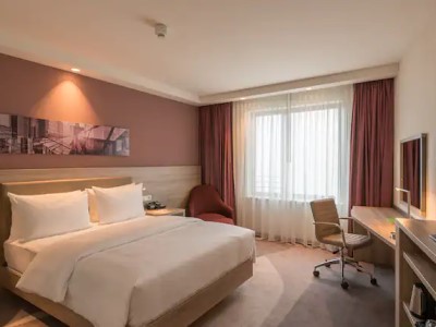 bedroom - hotel hampton by hilton city centre east - frankfurt, germany